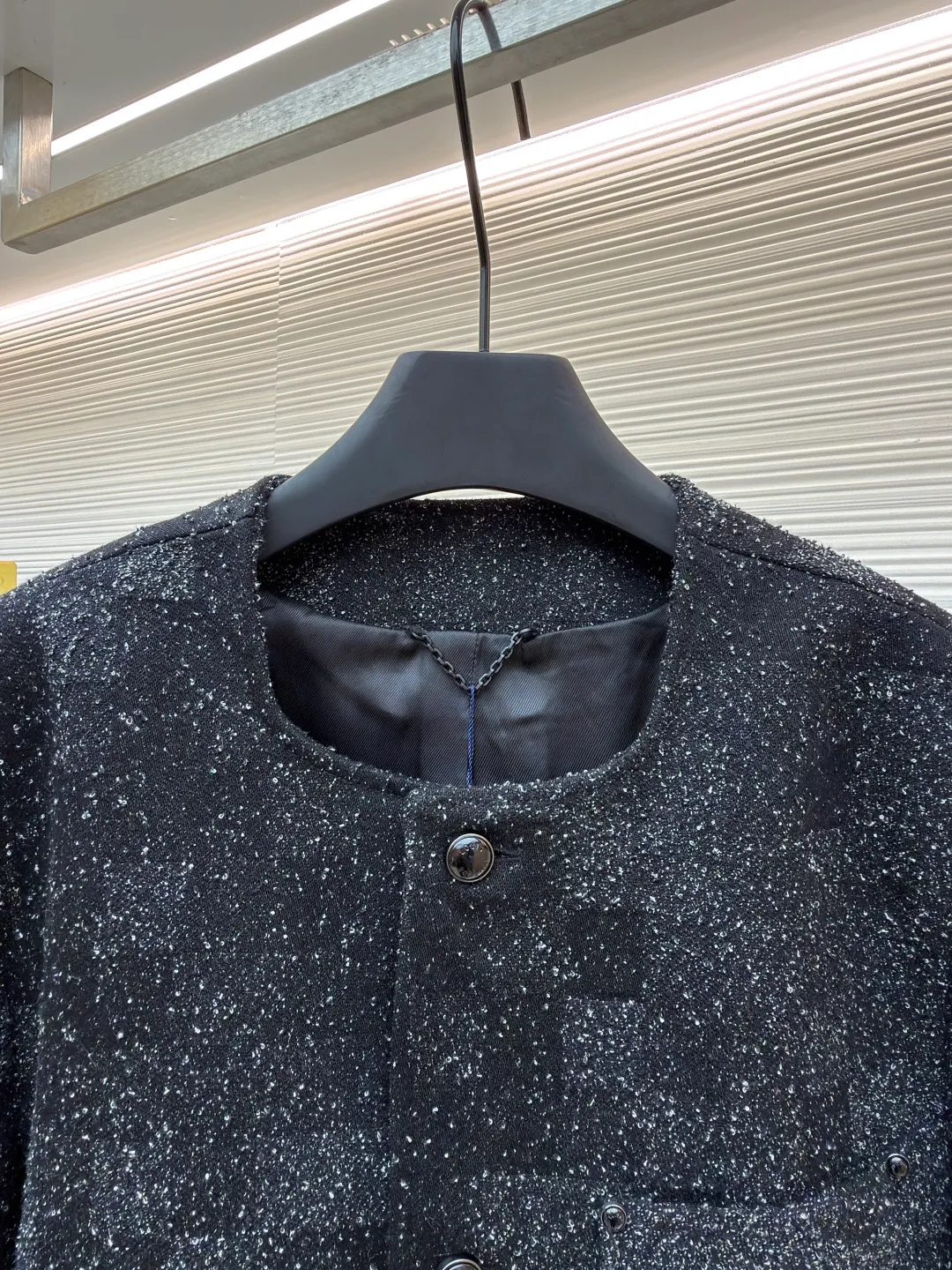 LOUIS VUITTON terry gauze plaid jacket ●Original version: 29100 purchase and development ●Item number: 1681405-D25 ●Fabric: denim fabric ●Technology: embroidery production ●Color: black and gray ●Version: fitted version ●Weight: about 1320 grams ●Size: The collarless design with black buttons is simple and elegant. Many pockets on the body (chest pockets, hem pockets) adopt three-dimensional cutting technology, with crisp bag shapes and neat edges. The plaid pattern is in precise positioning, and every splicing is perfectly matched, reflecting the exquisite tailoring craftsmanship. The fabric has been specially treated to have both stiffness and comfort, giving it a strong three-dimensional feel when worn. From fabric selection to detail sewing, Louis Vuitton's strict requirements for craftsmanship are demonstrated. The classic plaid elements are integrated with modern men's clothing craftsmanship, which not only has brand recognition, but also ensures the quality and fashion sense of wearing. The overall wiring is straight and delicate, the fabric is comfortable and soft, and the color is consistent without color difference. It can be matched with the same style to create a fashionable look and control various occasions. Customized accessories, complete with three standards, same style for men and women!